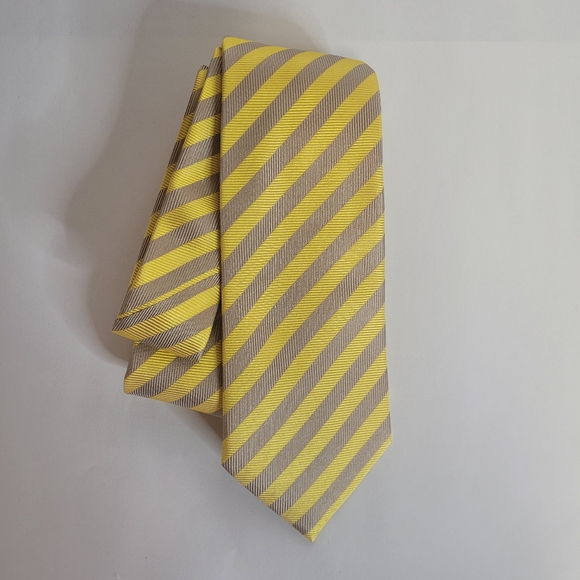 BURBERRY silk Tie. Herringbone stripe silk tie. Yellow and taupe - Picture 6 of 8